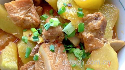 厨房操作台上摆放着老母鸡炖土豆的成品 dish，旁边配有米饭、筷子和汤勺，展示实际用餐场景