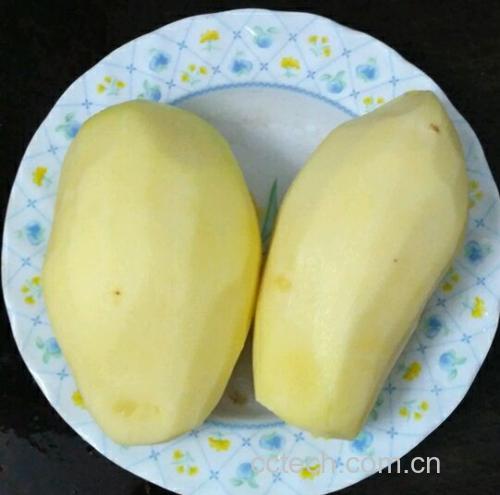 蒸熟的土豆切开展示内部质地