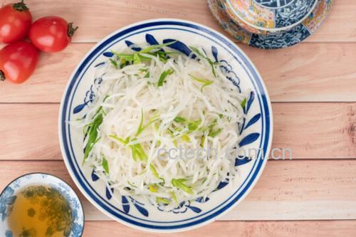 家庭餐桌上的青萝卜菜肴