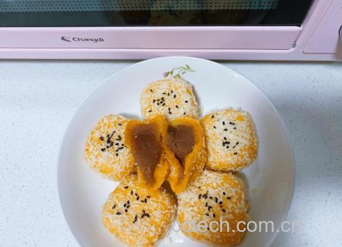 制作豆沙馅芝麻球的包制过程