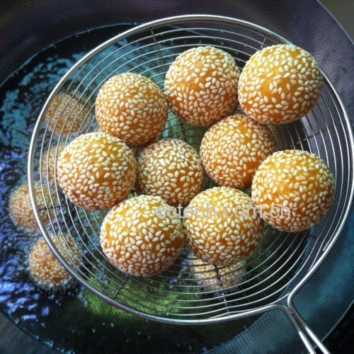 炸制豆沙芝麻球的成品图