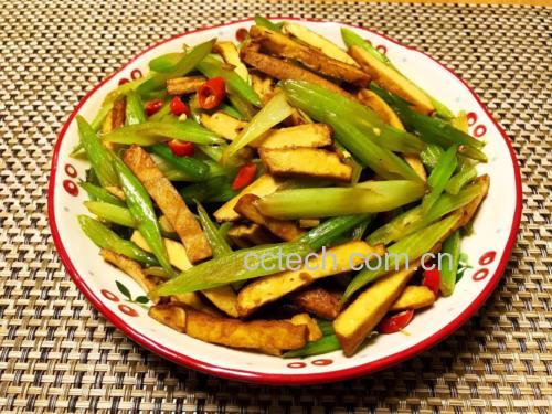 山芹菜叶与豆腐汤