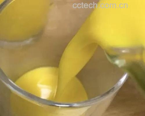 绿色果蔬汁倒入玻璃杯特写