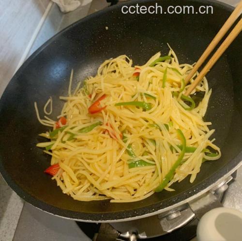 牛肉芹菜土豆炖菜烹饪过程图