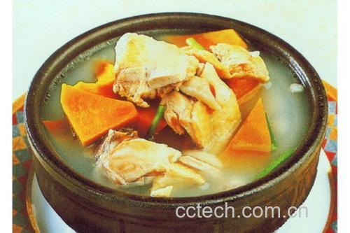 南瓜豆腐鸡肉汤在玻璃汤碗中