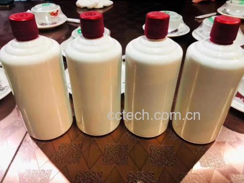青提与酿酒工具整齐摆放