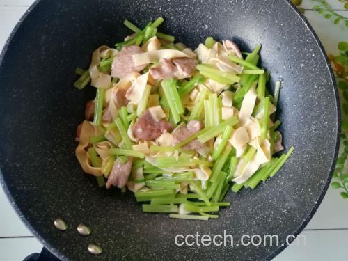 山芹茶树菇翻炒过程图