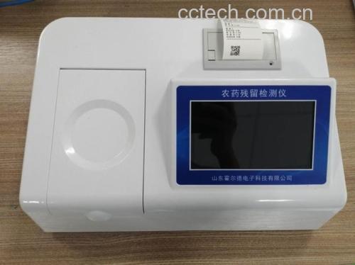 实验室检测人员操作仪器场景