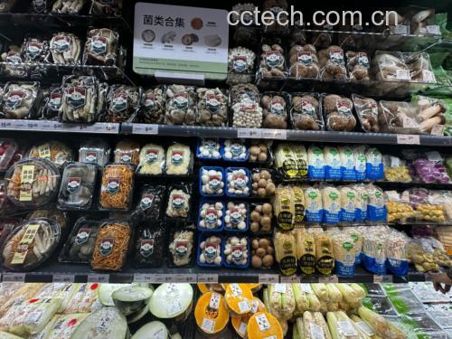 超市货架上的新鲜蔬菜区展示多种食用菌