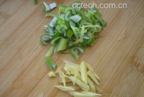 厨房中黑胡椒与其他护肾食材搭配场景