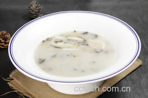 一碗盛满的松茸炖鸡汤特写