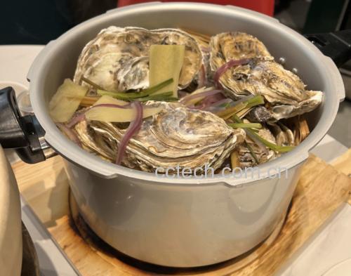 蒸锅中水已沸腾,准备放入生蚝