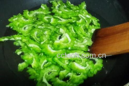 苦瓜片在沸水中翻滚焯烫