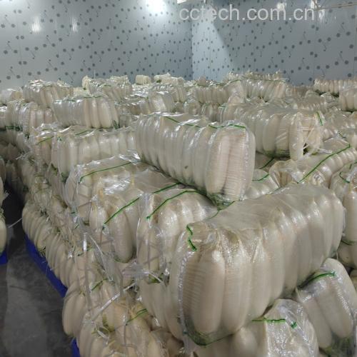 家庭厨房中萝卜储存在纸袋与保鲜盒中的对比图