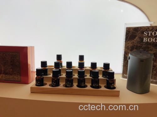 传统中式香囊与现代电子熏香设备对比图