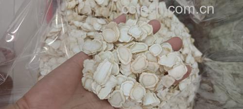 西洋参泡水与人参炖鸡的使用场景图