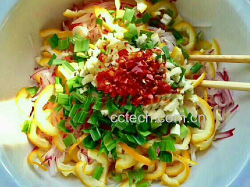 摆盘精致的味美汁赣南脐橙沙拉特写,橙片与绿叶蔬菜交错,淋有光泽的酱汁,旁边放置半颗切开的脐橙