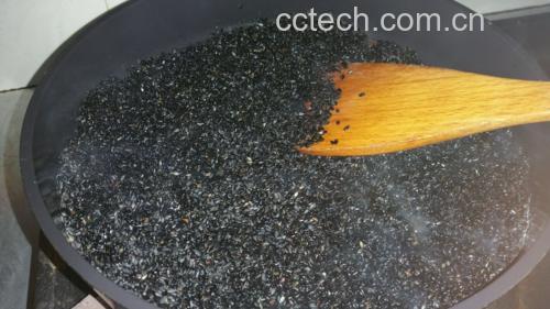 炒制黑芝麻过程