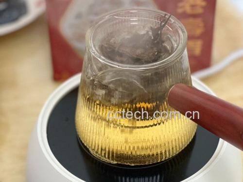紫砂壶中正在冲泡金桔普洱茶的过程