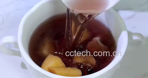 白菊茶冲泡过程与黄桃果汁制作场景图