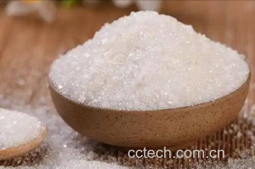 锅中正在熬制金黄色糖浆，气泡细腻均匀，手持筷子测试拉丝效果