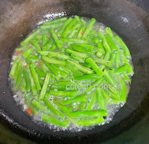 四季豆在锅中煮沸后汤水呈淡红色