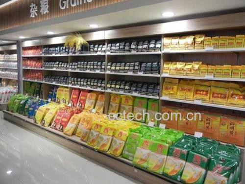消费者在超市选购小米产品