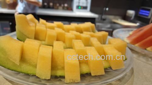孩子与父母一起准备哈密瓜