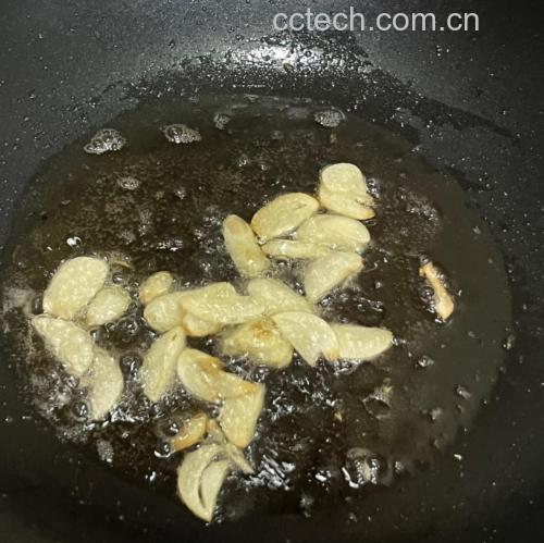 蒜薹丸子煎制过程