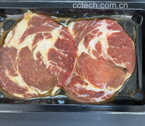茄子切丁与肉末腌制过程