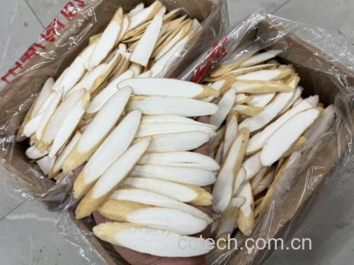 新鲜采摘的淮山药整齐摆放，表皮完整无破损