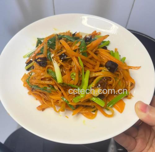 家庭厨房中使用木耳丝烹饪场景
