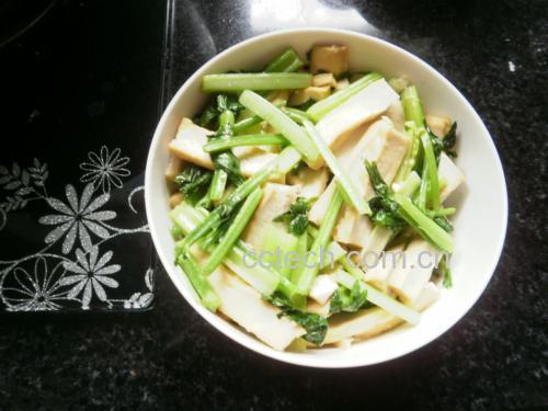 山芹菜炖豆腐成品图