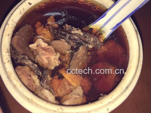 红皮萝卜与牛腩一起炖煮的砂锅菜肴