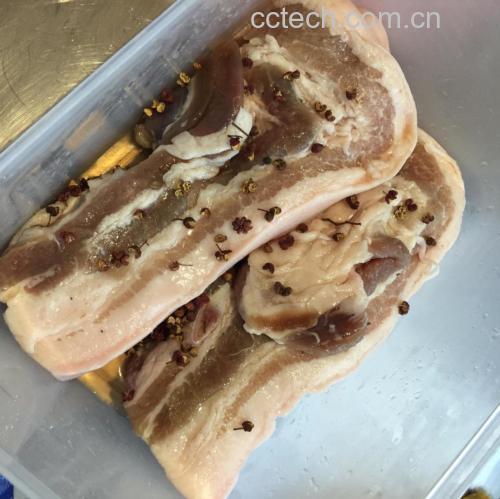五花肉与白不老豆角食材摆放图