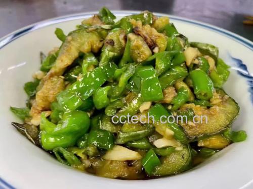 成品小米椒炒茄子盛放在白色瓷盘中,色泽鲜亮,香气扑鼻