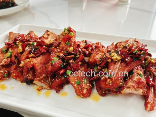 干辣椒炒肉丝配米饭摆盘图