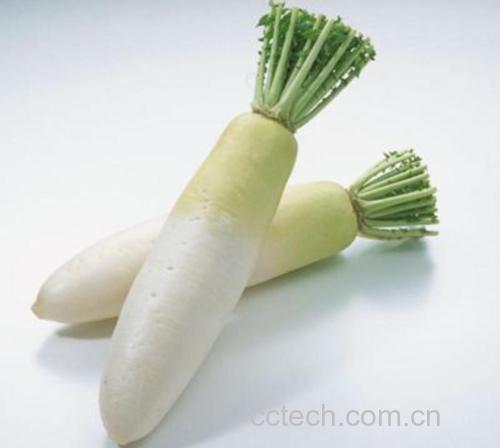 白萝卜与蜂蜜的特写图