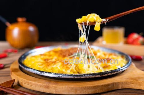 奶香黄油糯玉米，玉米段摆盘，表面淋上金黄酱汁