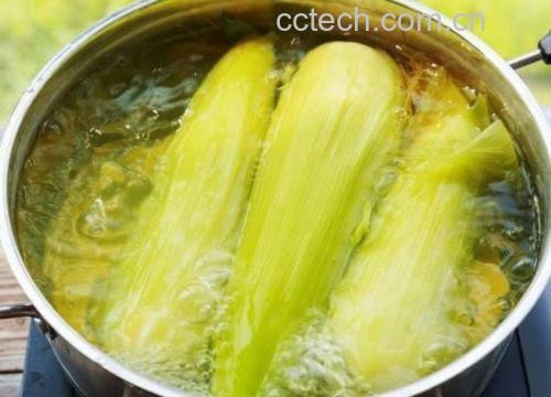 甜玉米花爆制过程,锅中玉米粒爆裂的瞬间