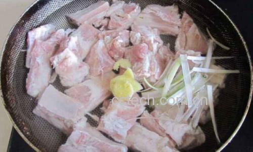 走油肉焯水过程