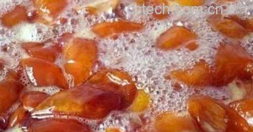 寿桃果酱熬制过程