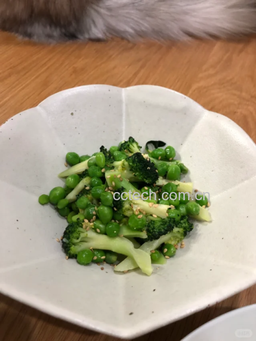 青豌豆搭配沙拉的健康餐食图