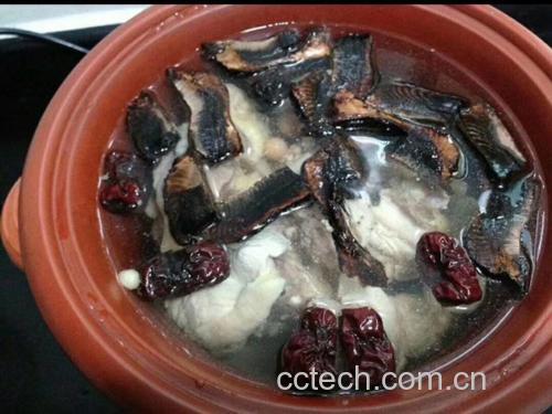 灵芝切片与枸杞红枣搭配煮水示意图