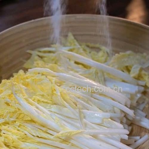 青盐与白菜混合腌制过程