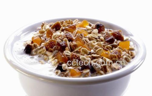 黑豆豆浆搭配燕麦与水果的早餐图