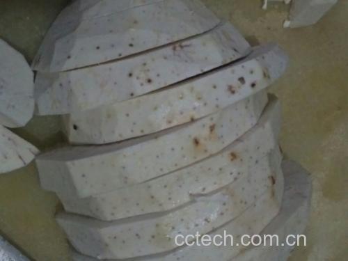 荔浦芋头与五花肉整齐摆放,准备切片