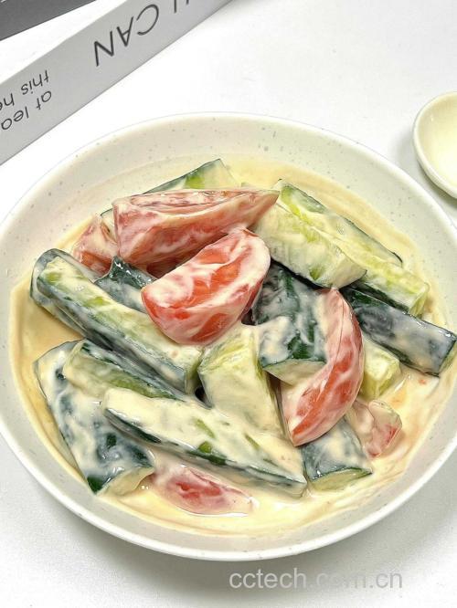 小黄瓜沙拉摆盘图,搭配番茄、橄榄油与香草