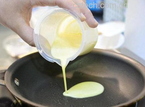 煎制脆柿子饼过程图