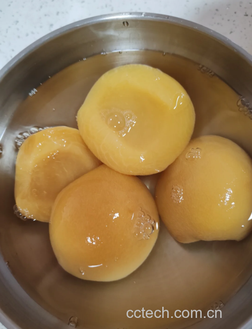 正在炖煮的黄桃罐头